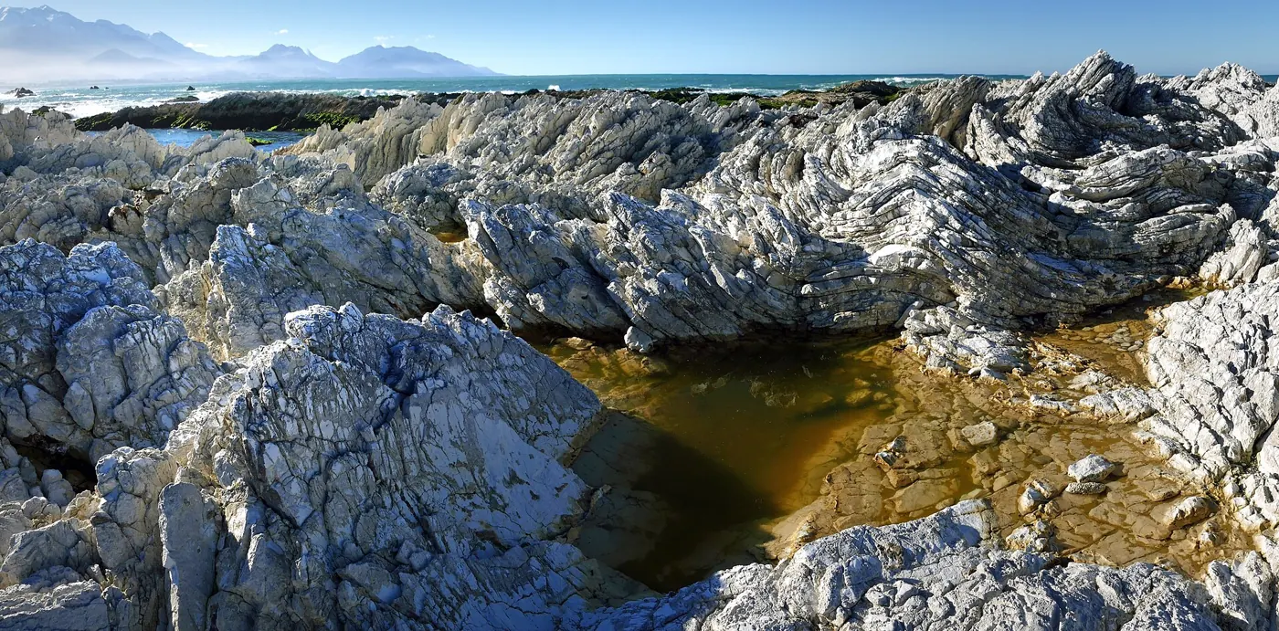 Rocky shore and mountains at Kaikōura